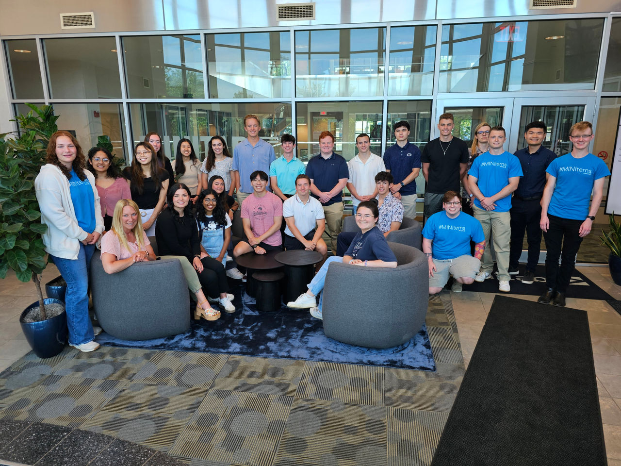 Minitab本社ロビーのMinitabインターン達