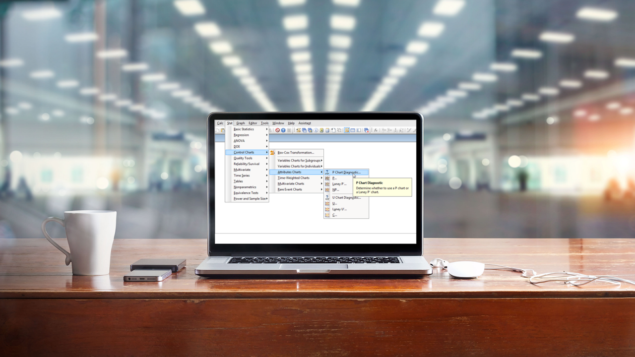 사무실 배경의 테이블과 업무 공간에 있는 노트북과 빈 흰색 화면